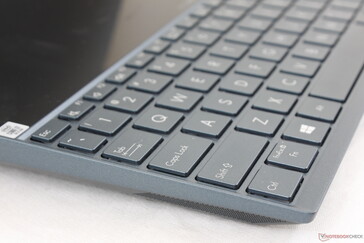 El teclado se empuja hacia el frente para hacer espacio para el ScreenPad de 12.6 pulgadas