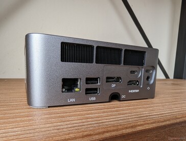 Trasera: RJ-45 a 2,5 Gbps, 2 USB-A 2.0, DisplayPort 1.4, 2 USB-C 4.0 con Power Delivery + DisplayPort, HDMI 2.1