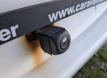 La cámara de marcha atrás empezó a caerse de su alojamiento después de unos 6 meses de uso