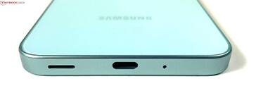 Parte inferior: altavoz, USB-C 2.0, micrófono