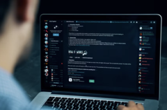 Brad "Cafrozed" Dennis, el investigador privado que seguía la pista del responsable, actuó como un ex marido vengativo en Internet para infiltrarse en servidores Discord y grupos de Telegram. (Fuente de la imagen: Konstantin Savusia/Shutterstock)