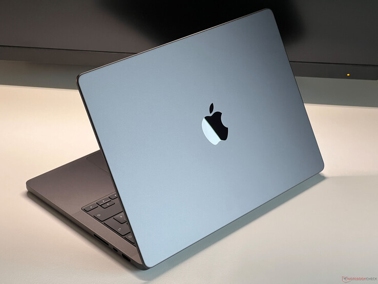 Apple MacBook Pro en gris espacial colocado sobre un escritorio con la tapa parcialmente abierta, mostrando el teclado y el logotipo Apple (Fuente de la imagen: Notebookcheck)