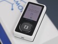 El medidor de glucosa en sangre no invasivo D-Pocket sólo requiere que el usuario ponga el dedo en el sensor. (Fuente de la imagen: DiaMonTech - editado)