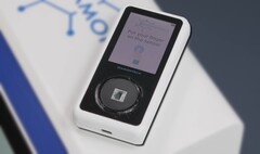 El medidor de glucosa en sangre no invasivo D-Pocket sólo requiere que el usuario ponga el dedo en el sensor. (Fuente de la imagen: DiaMonTech - editado)