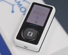 El medidor de glucosa en sangre no invasivo D-Pocket sólo requiere que el usuario ponga el dedo en el sensor. (Fuente de la imagen: DiaMonTech - editado)