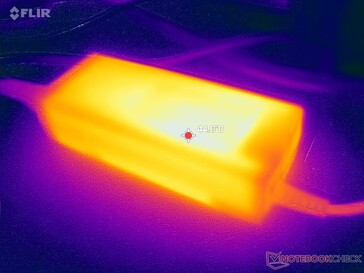 El adaptador de CA puede alcanzar más de 45 C cuando funciona con cargas exigentes