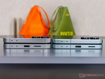 Galaxy Z Flip 7 FE (L) y Flip 7 (R) lado a lado ((fuente de la imagen: Notebookcheck)