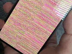 Un ejemplo del problema de nieve en pantalla en un Google Pixel 10. (Fuente de la imagen: u/Ok_Economist_3997)