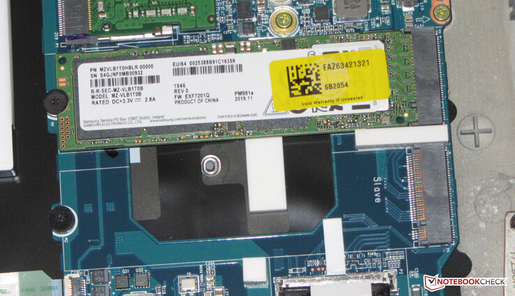Una SSD NVMe sirve como unidad del sistema y también se puede insertar una segunda SSD.