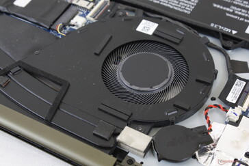 Un solo ventilador de 50 mm es más grande que en la mayoría de los otros Ultrabooks sin GPU dedicada. El comportamiento de los pulsos es infrecuente y discreto