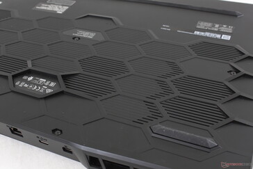 Diseño de ventilación en forma de panal a lo largo de la placa inferior, como en los últimos portátiles Alienware