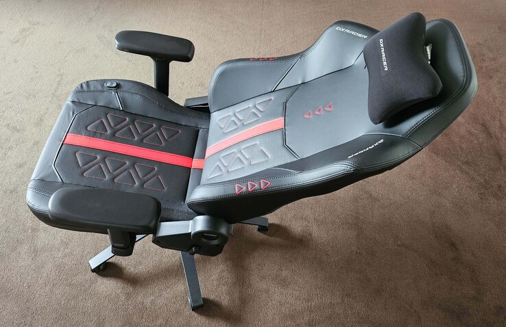 Vista lateral de un oficinista utilizando un portátil HP Compaq nx6325, que muestra la clásica pantalla no panorámica de 15 pulgadas del portátil y su diseño compacto para empresas.