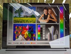 Al aire libre bajo sombra. El deslumbramiento es más perceptible en comparación con los mini-LED