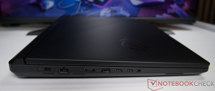 Izquierda: Adaptador de corriente, LAN 2,5G, HDMI 2.1, USB-A 3.2 Gen. 2 (10 Gbit/s), 2 puertos Thunderbolt 5 (DisplayPort, suministro de energía, G-SYNC (velocidad de datos de hasta 120 Gbps), audio de 3,5 mm