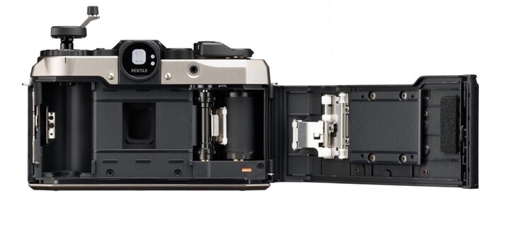 Sistema de carga fácil bajo la cubierta trasera (Fuente de la imagen: Ricoh)