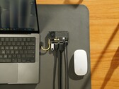 Unidad SSD portátil transparente Sharge Disk Pro con refrigeración activa y concentrador multipuerto conectado a un MacBook y al ratón Magic Mouse de Apple. (Fuente de la imagen: Sharge vía Kickstarter)
