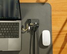 Unidad SSD portátil transparente Sharge Disk Pro con refrigeración activa y concentrador multipuerto conectado a un MacBook y al ratón Magic Mouse de Apple. (Fuente de la imagen: Sharge vía Kickstarter)