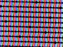 La pantalla LC utiliza una matriz clásica de subpíxeles RGB formada por un diodo emisor de luz rojo, uno azul y uno verde.