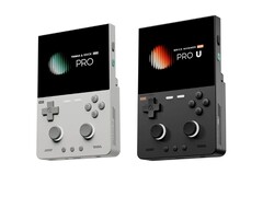 El TrimUI Brick Pro (izquierda) funciona con Linux y es menos potente que el Brick Hammer Pro U (derecha), que funciona con el sistema operativo « Android ».
