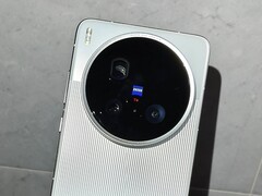 El vídeo práctico muestra el Vivo X200 Ultra incluyendo su gran cámara Zeiss (Fuente de la imagen: Little Red Book, Weibo)