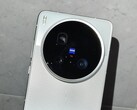El vídeo práctico muestra el Vivo X200 Ultra incluyendo su gran cámara Zeiss (Fuente de la imagen: Little Red Book, Weibo)