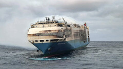 Felicity Ace está ardiendo y las baterías de los vehículos eléctricos alimentan las llamas (imagen: WSJ)