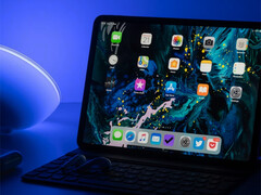 Se cree que el cambio a la tecnología de chip en lámina traerá mejoras de eficiencia energética también al iPad Pro, modelo antiguo en la imagen. (Fuente de la imagen: Daniel Korpai & Unsplash)