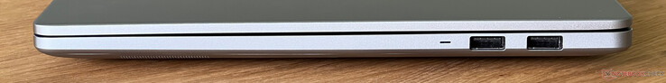 Derecha: 2x USB-A 3.2 Gen 1 (5 Gbit/s)