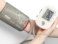 Una persona utilizando un tonómetro médico (Fuente de la imagen: Mockup Graphics via Unsplash; recortada)