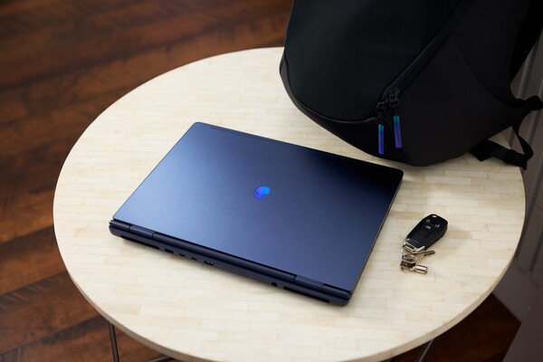 La Alienware 16X Aurora está disponible en un único color llamado Interstellar Indigo que tiene un acabado satinado.