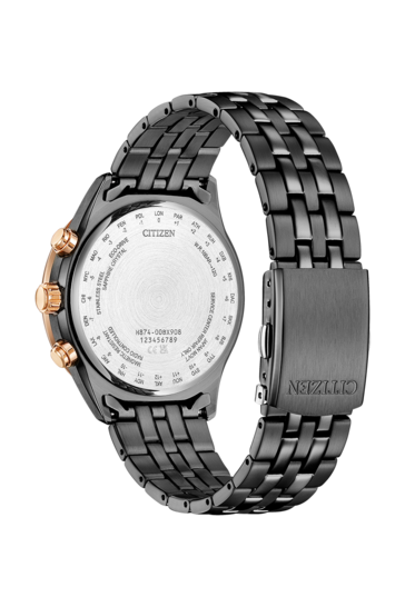 La parte trasera del Citizen Eco-Drive BY1036-53L, en la que se aprecia la correa de acero inoxidable negro y los códigos UTC de las ciudades grabados en el fondo de la caja.