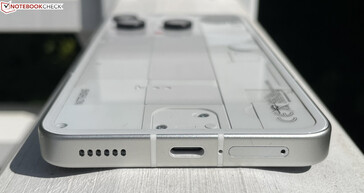 Parte inferior: Altavoz, USB-C 2.0, micrófono, doble SIM