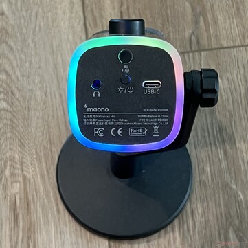 Parte inferior: conector para auriculares de 3,5 mm, botón de encendido/RGB, botón de supresión de ruido, puerto USB-C para carga y conexión