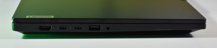 izquierda: HDMI, 2x Thunderbolt 4, USB-A 3.2 Gen 1, Audio 3.5mm