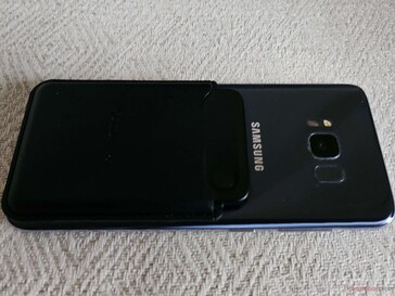 La cubierta magnética se sujeta firmemente al smartphone si no se utiliza funda; en caso contrario, se utiliza el anillo magnético incluido.