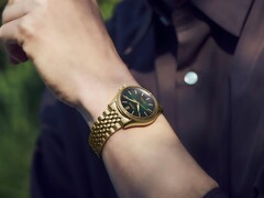Reloj Seiko Presage Classic x Tradman’s Bonsai lucido en la muñeca, con caja y brazalete en tono dorado y esfera de color verde oscuro.