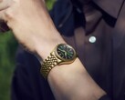 Reloj Seiko Presage Classic x Tradman’s Bonsai lucido en la muñeca, con caja y brazalete en tono dorado y esfera de color verde oscuro.