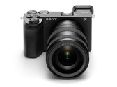 La Sony A6700 es una cámara apasionante para entusiastas, pero algunos usuarios podrían protestar por la falta de hardware de carga. (Fuente de la imagen: Sony)