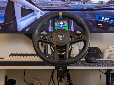 Volante alineado con la vista del habitáculo en Assetto Corsa Competizione.