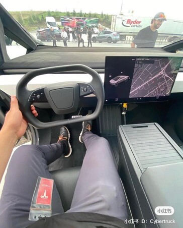 Sentarse en el asiento del conductor del Cybertruck revela un salpicadero bastante grande y un yugo de dirección rediseñado. (Fuente de la imagen: Cybertruck Owners Club)