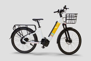 Hay un portaequipajes y una cesta para bicicletas