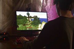La imagen muestra a una persona jugando a Minecraft en un ordenador.