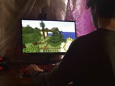 La imagen muestra a una persona jugando a Minecraft en un ordenador.