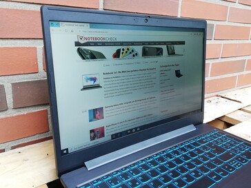 IdeaPad L340 de Lenovo en exteriores