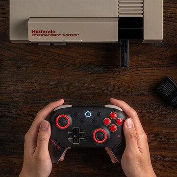 El 8BitDo Ultimate 2 Bluetooth - NES 40th Limited Edition viene con un receptor retro NES, por lo que puede utilizarse con la NES. (Fuente de la imagen: 8BitDo)