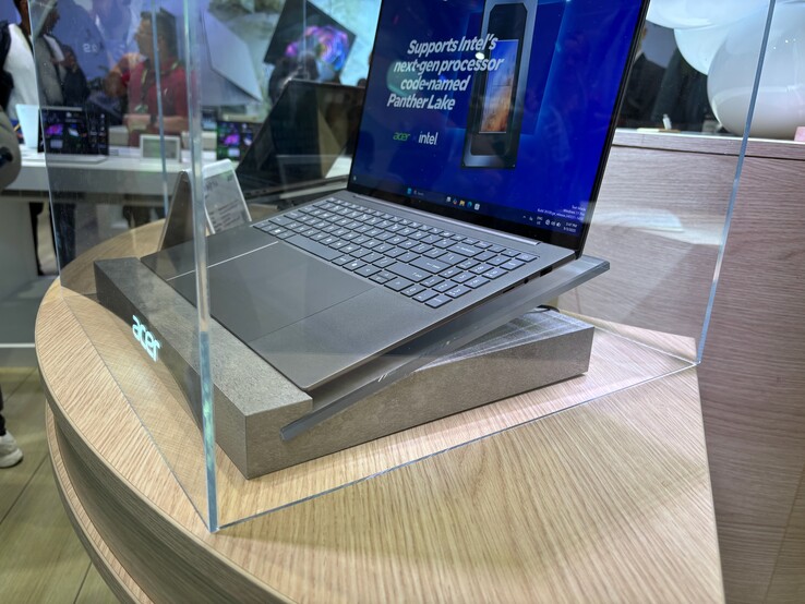 Acer Swift 16 AI desde el lado izquierdo. Fuente de la imagen: Notebookcheck)