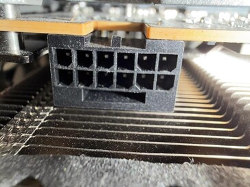Conector de alimentación quemado de la Sapphire Nitro RX 9070 XT. (Fuente de la imagen: r/pcmasterrace en Reddit)