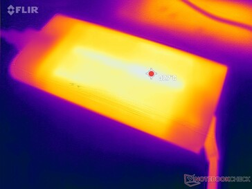 El adaptador de CA puede alcanzar los 38 C cuando se utilizan cargas exigentes