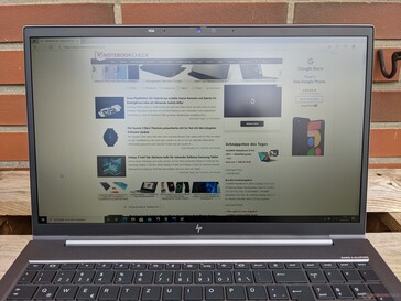 HP ZBook Firefly 15 G8 en uso exterior