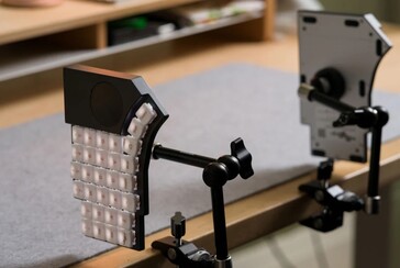 MoErgo Go60 montada verticalmente sobre un escritorio. (Fuente de la imagen: MoErgo)